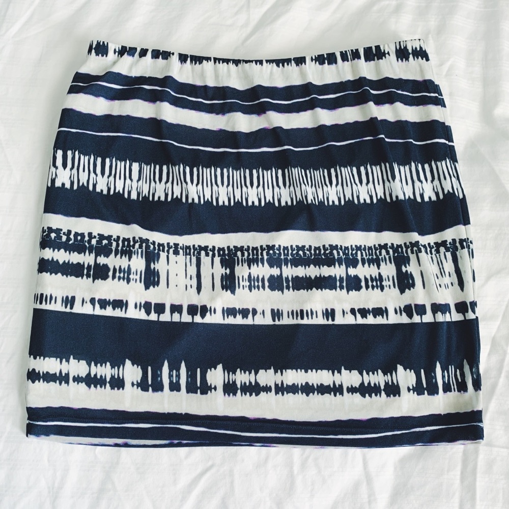 Abstract Pattern Black & Creme Colored Skirt, Sz M
